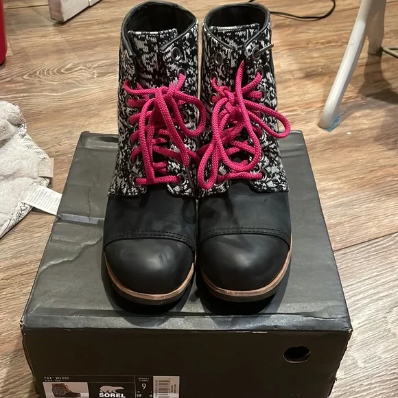 Sorel PDX Wedge Boot with Black and White Shaft and Hot Pink Laces Size 9 NIB💗🖤 - Picture 10 of 11